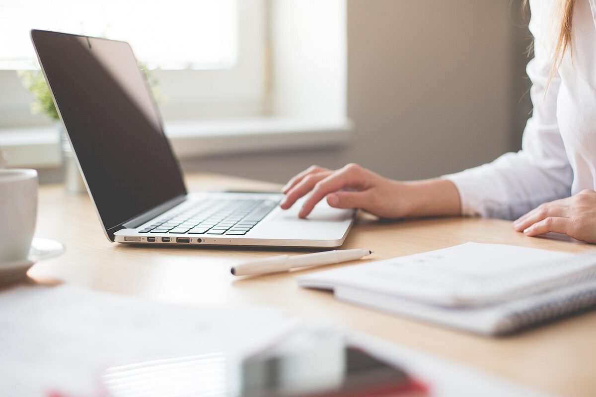 Praca zdalna z kampera - ergonomiczne stanowisko z monitorem i klawiaturą