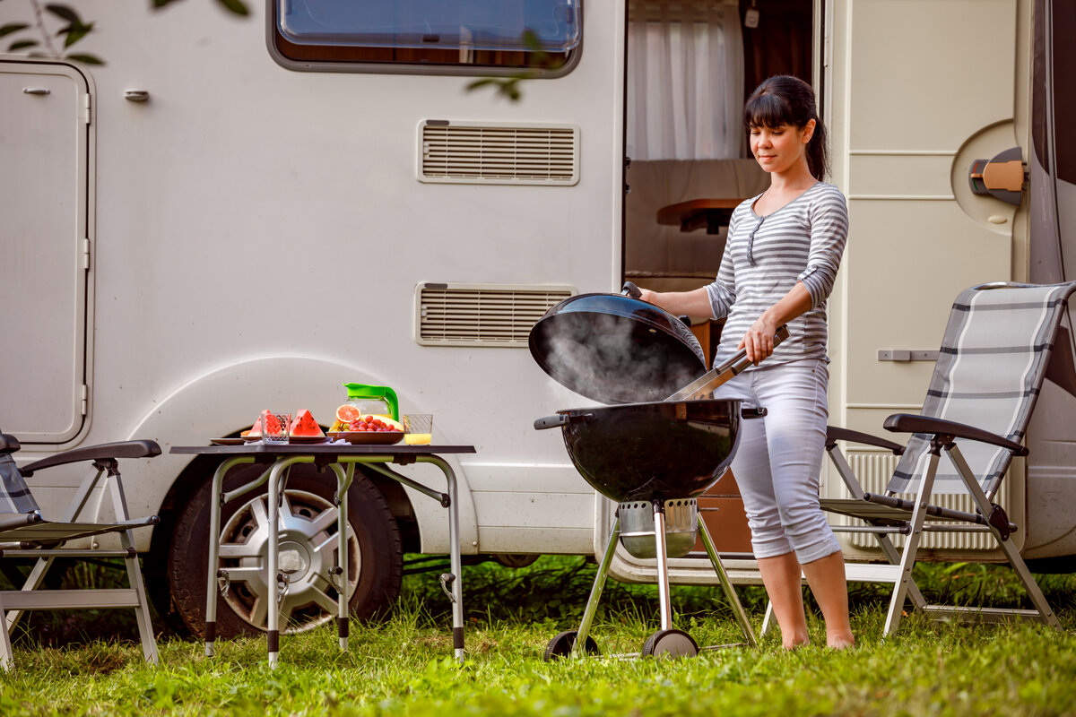 Grill gazowy przy kamperze na kempingu