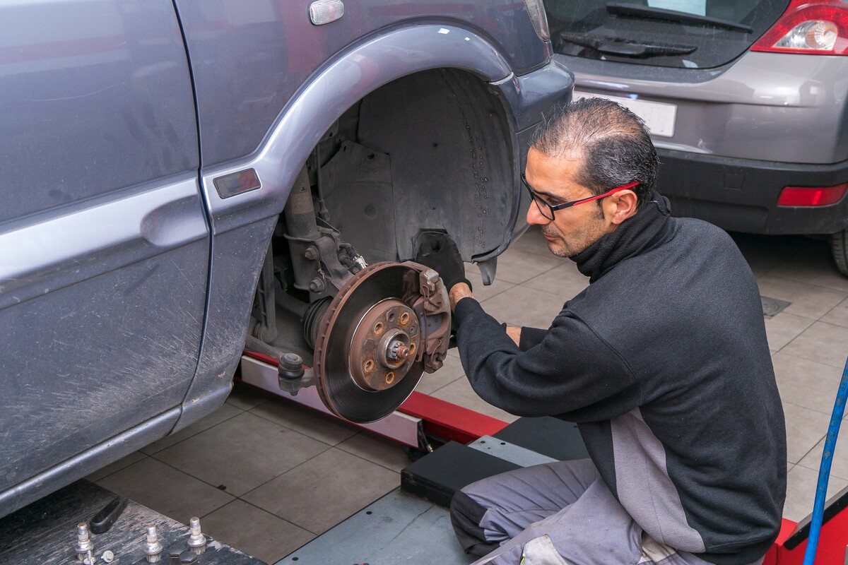 Mechanik sprawdzający układ hamulcowy kampera