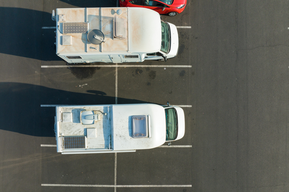 Duże kampery zaparkowane na parkingu kempingowym