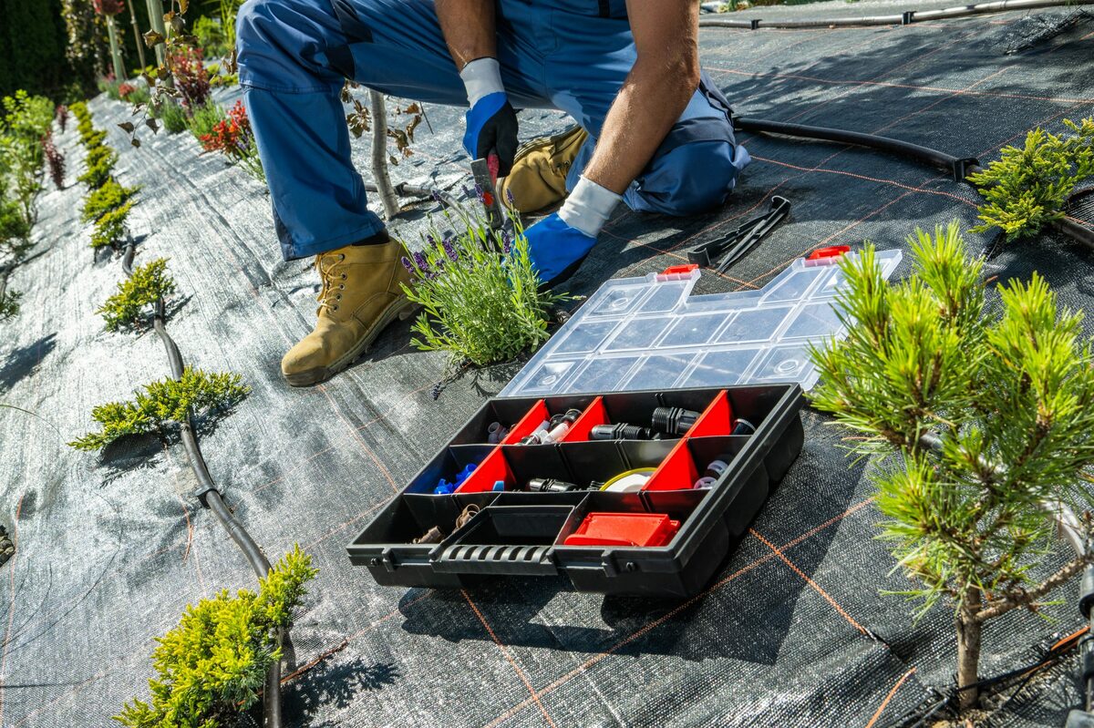 Schemat instalacji elektrycznej z panelami solarnymi i ładowarką w kamperze