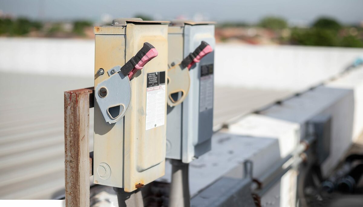 Podłączenie shore power 230V - automatyka przełączania w kamperze