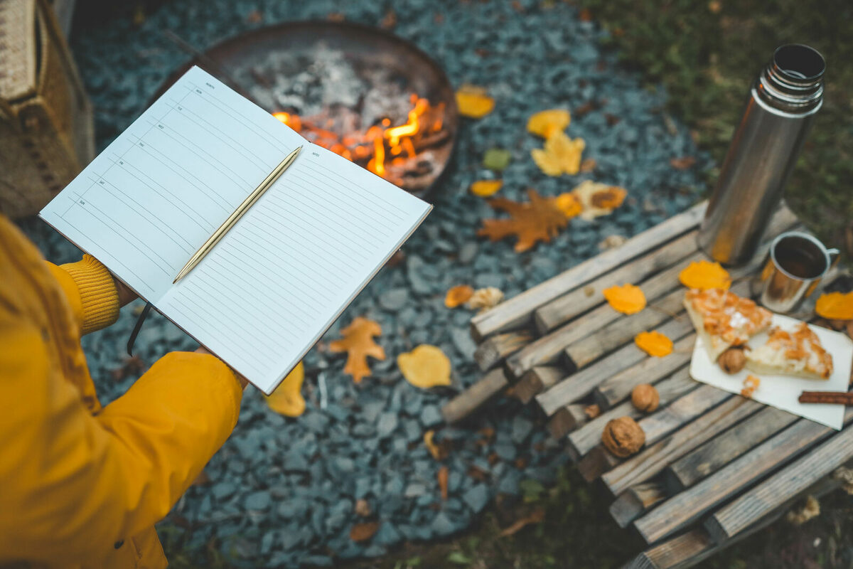 Notes z listą kontrolną na stoliku przy kamperze