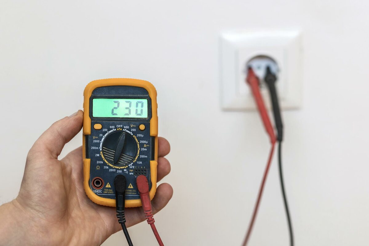 Licznik energii 230V w kamperze: koniec zgadywania na słupku
