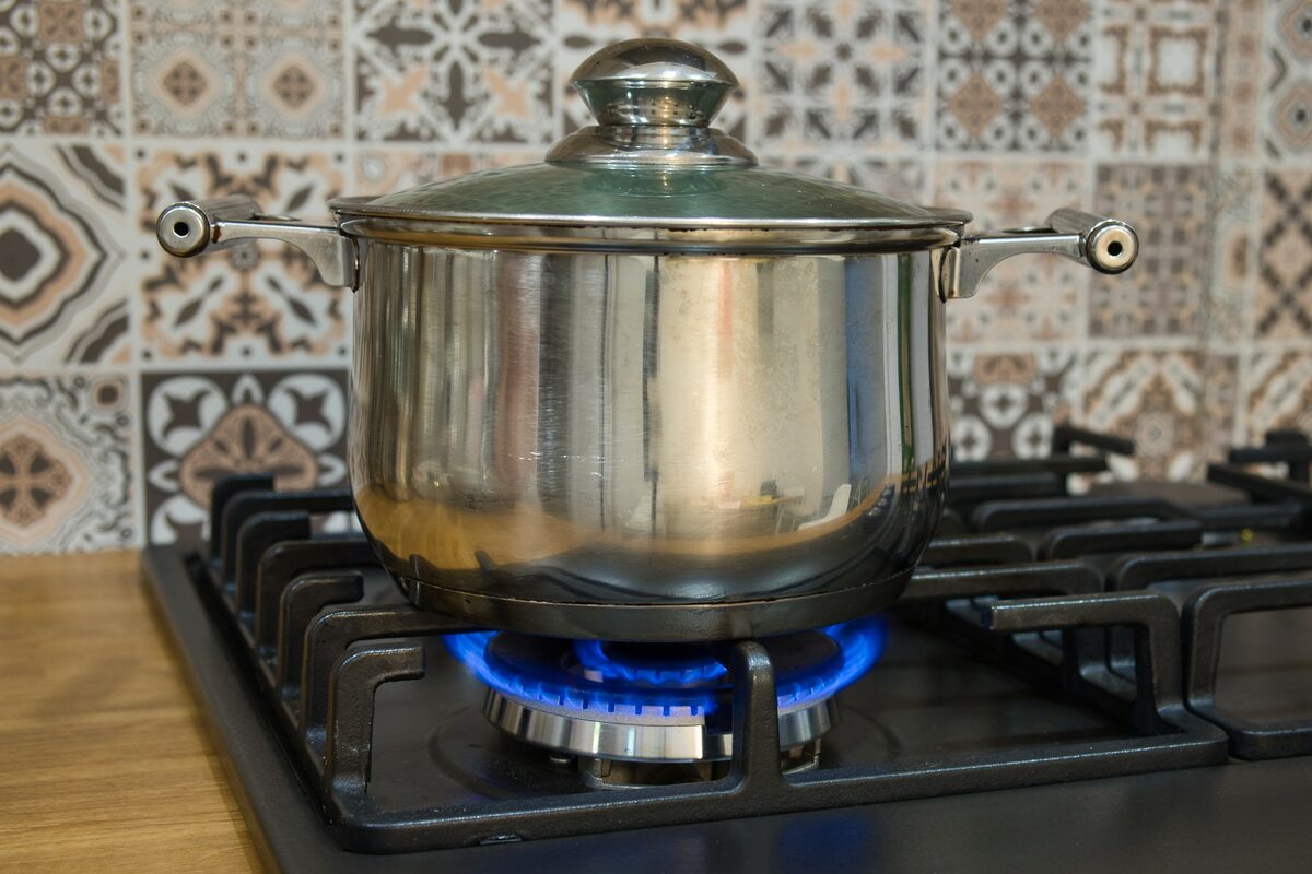 Piekarnik Omnia w kamperze: pieczenie na gazie bez 230V