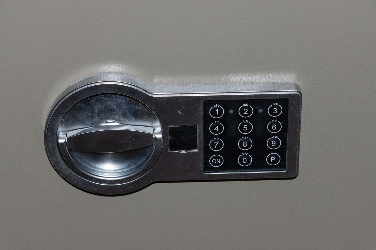 Sejf w kamperze pod fotelem: mój montaż i test w trasie