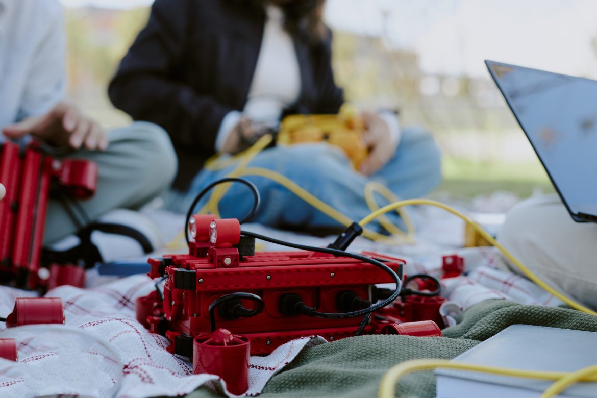 Odpowiednia instalacja elektryczna a wygoda podczas postoju. Wskazówki od Kamperomanii.