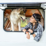 Kobieta z psem w oknie kampera