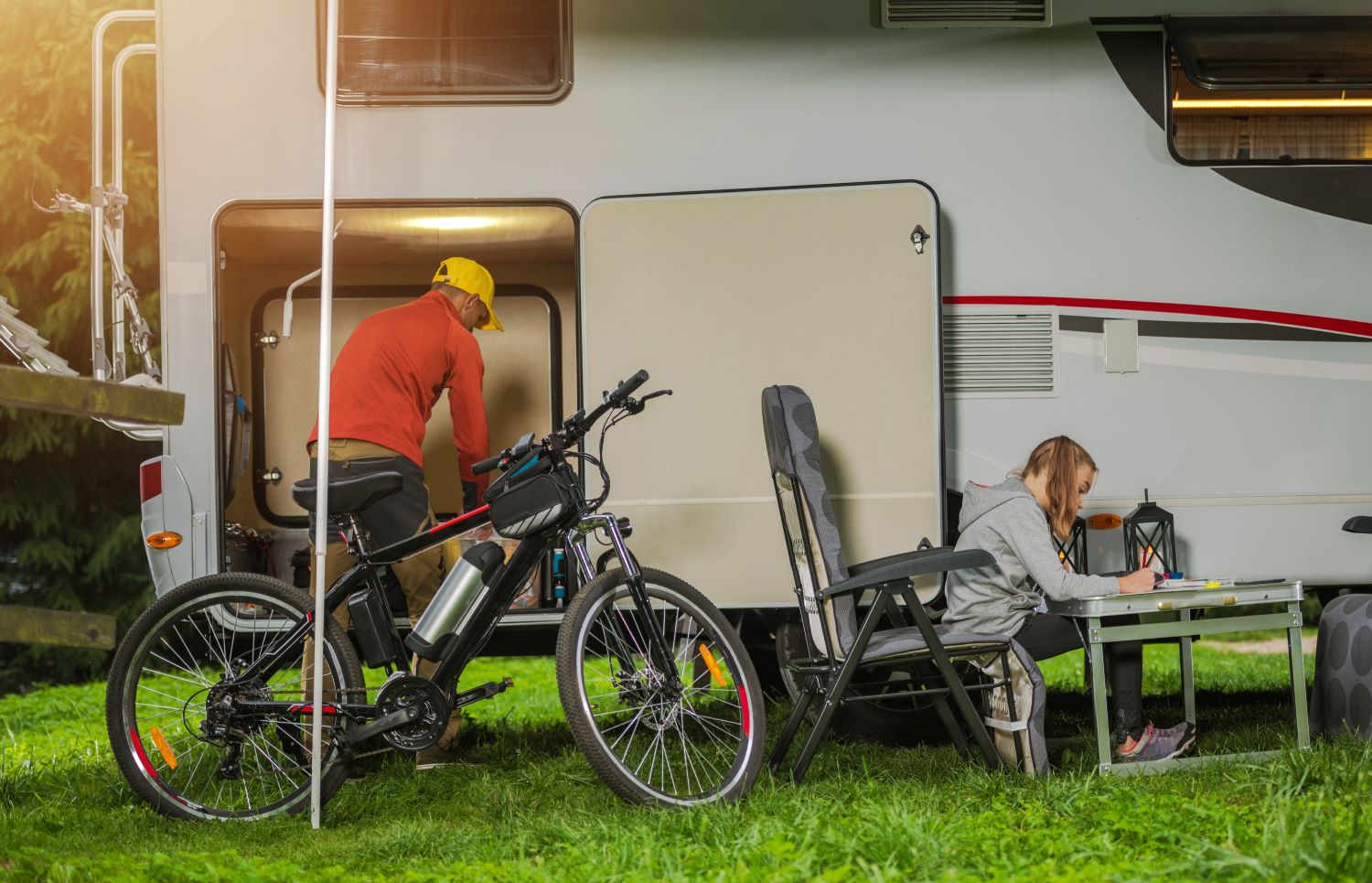 kamper z garażem na rowery