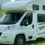 Nowoczesna klimatyzacja dachowa zamontowana na dachu kampera