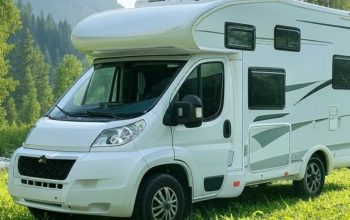 Nowoczesna klimatyzacja dachowa zamontowana na dachu kampera