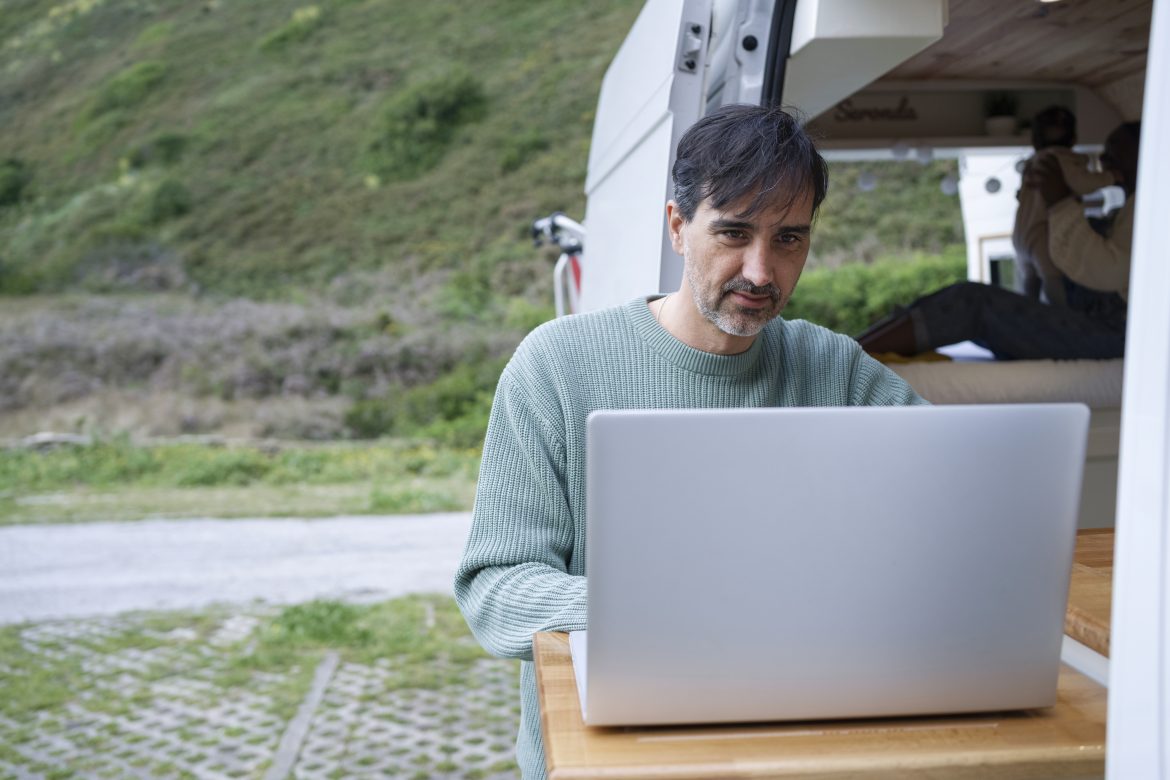 Praca zdalna z kampera – wyposażenie i porady praktyczne