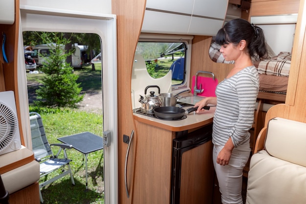 Podgrzewacz wody boiler do kampera - łazienka