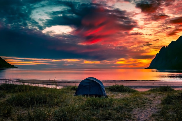 Camping nad morzem o zachodzie słońca
