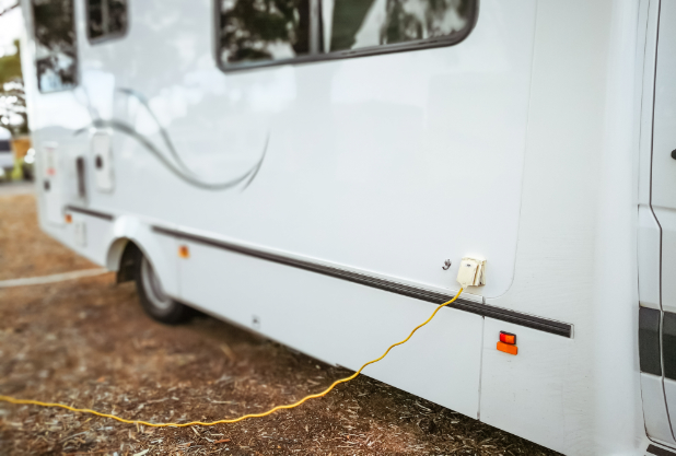 Gniazdka 230V w kamperze – jak je prawidłowo zainstalować?