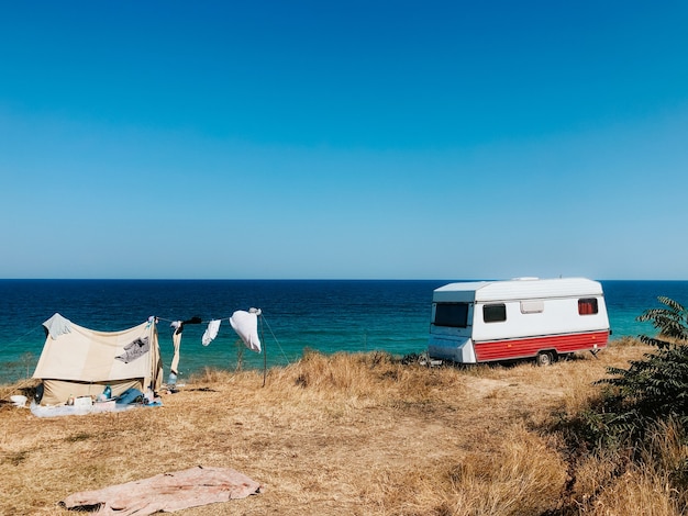 Kempingi nad morzem w Polsce – przewodnik kamperowicza