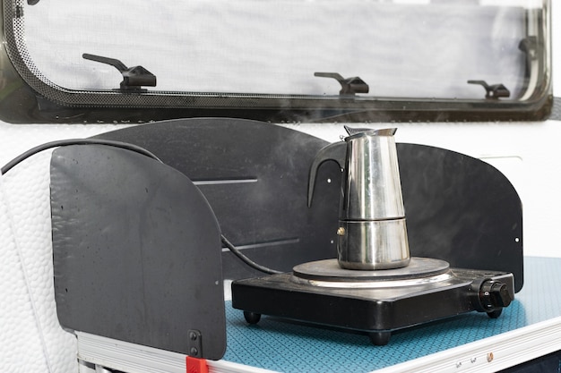 Podgrzewacz wody do kampera – boiler czy przepływowy