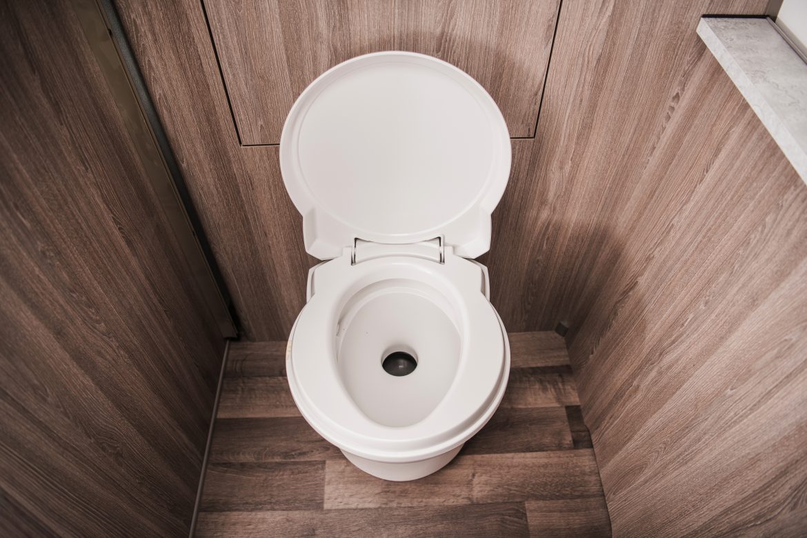 Toaleta w kamperze – chemiczna, kasetowa czy kompostująca
