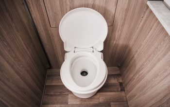 Toaleta w kamperze - chemiczna, kasetowa czy kompostująca