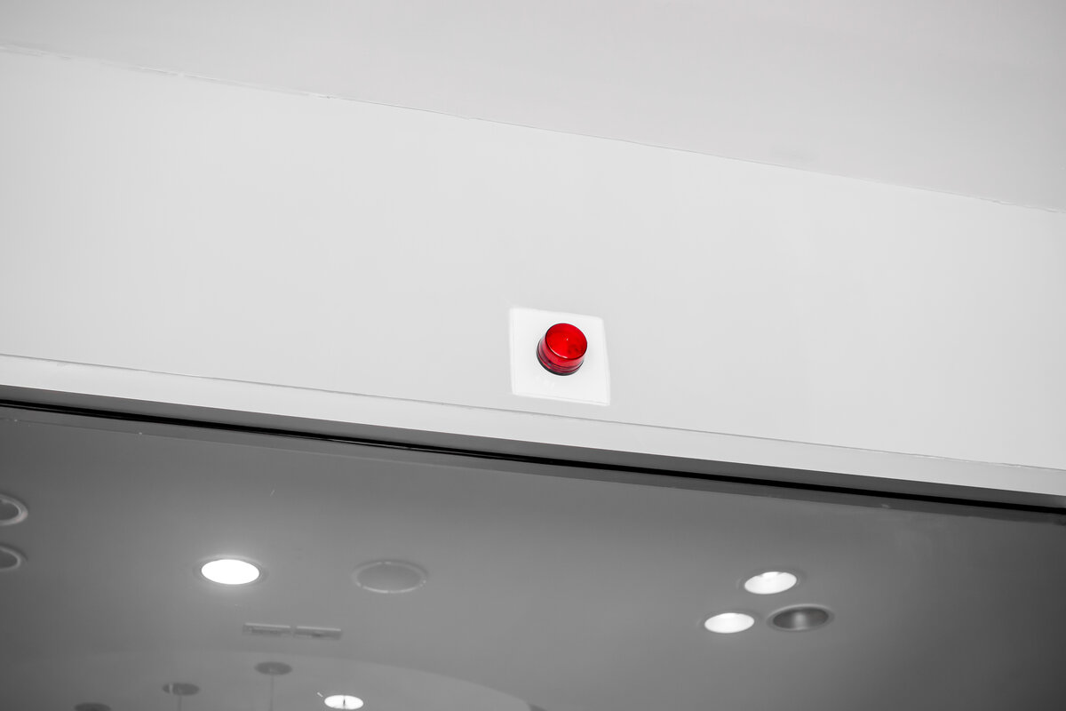 Gaśnica i czujnik dymu zamontowane w kamperze