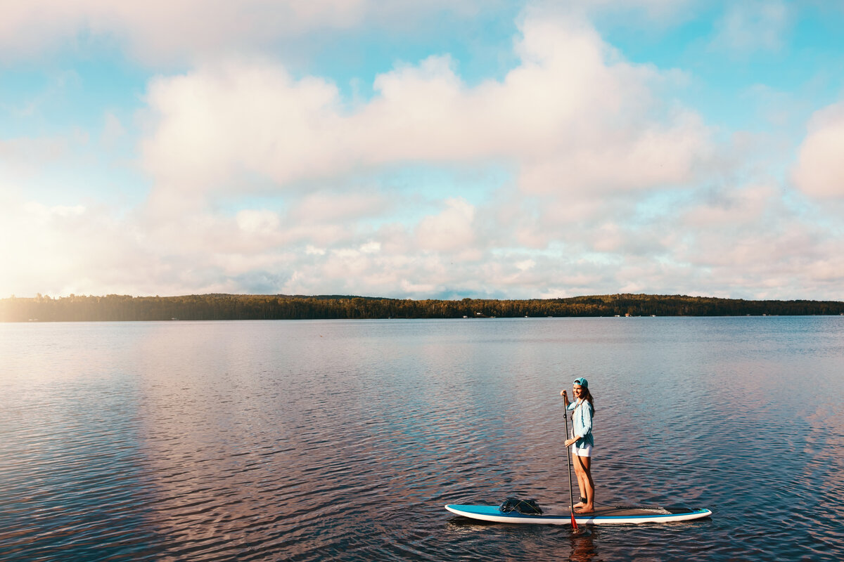 SUP na jeziorze
