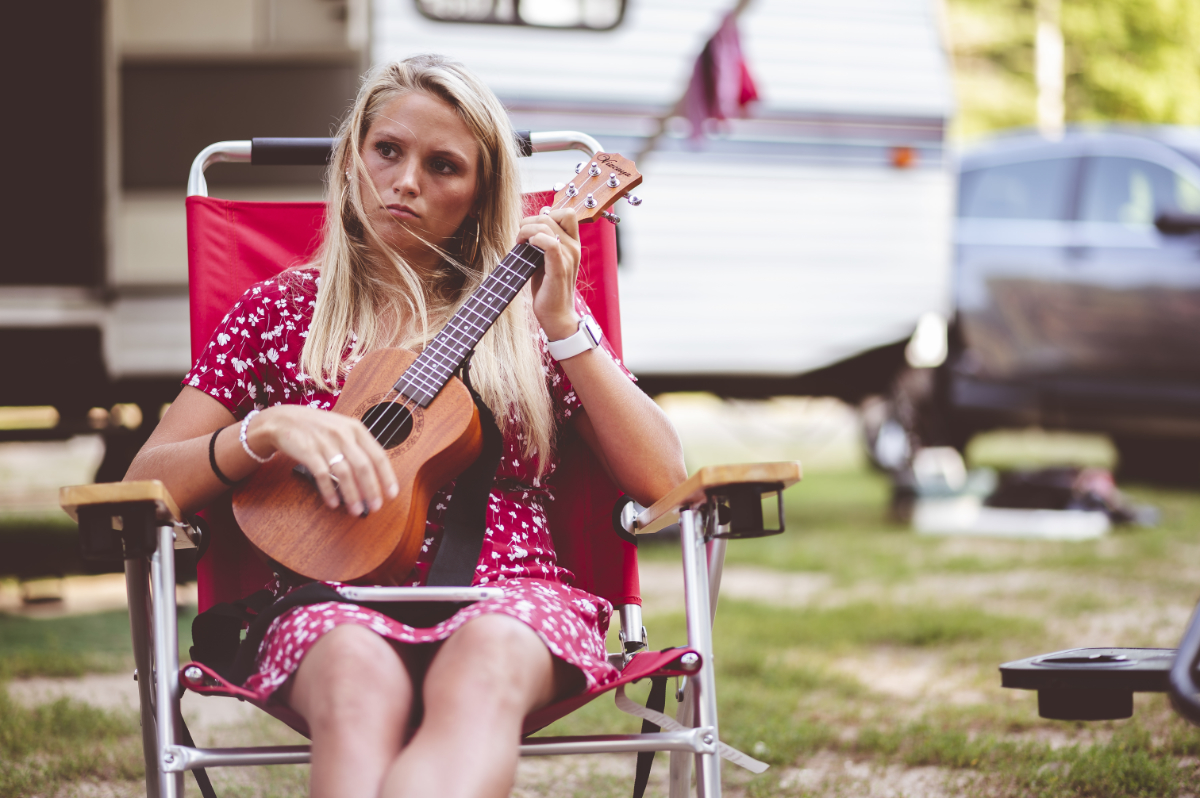Krzesła kempingowe ustawione przy kamperze