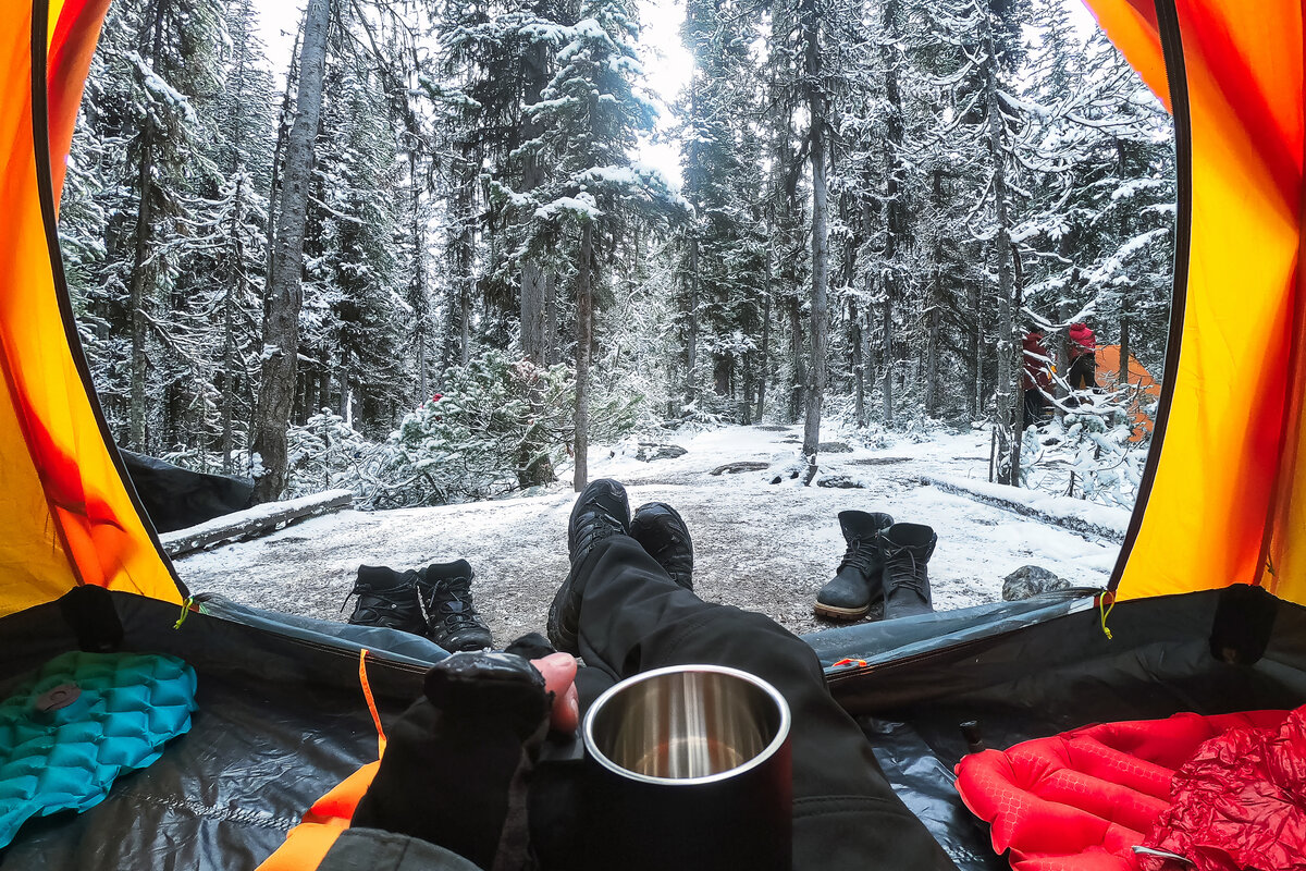 Kamper w zimowej scenerii