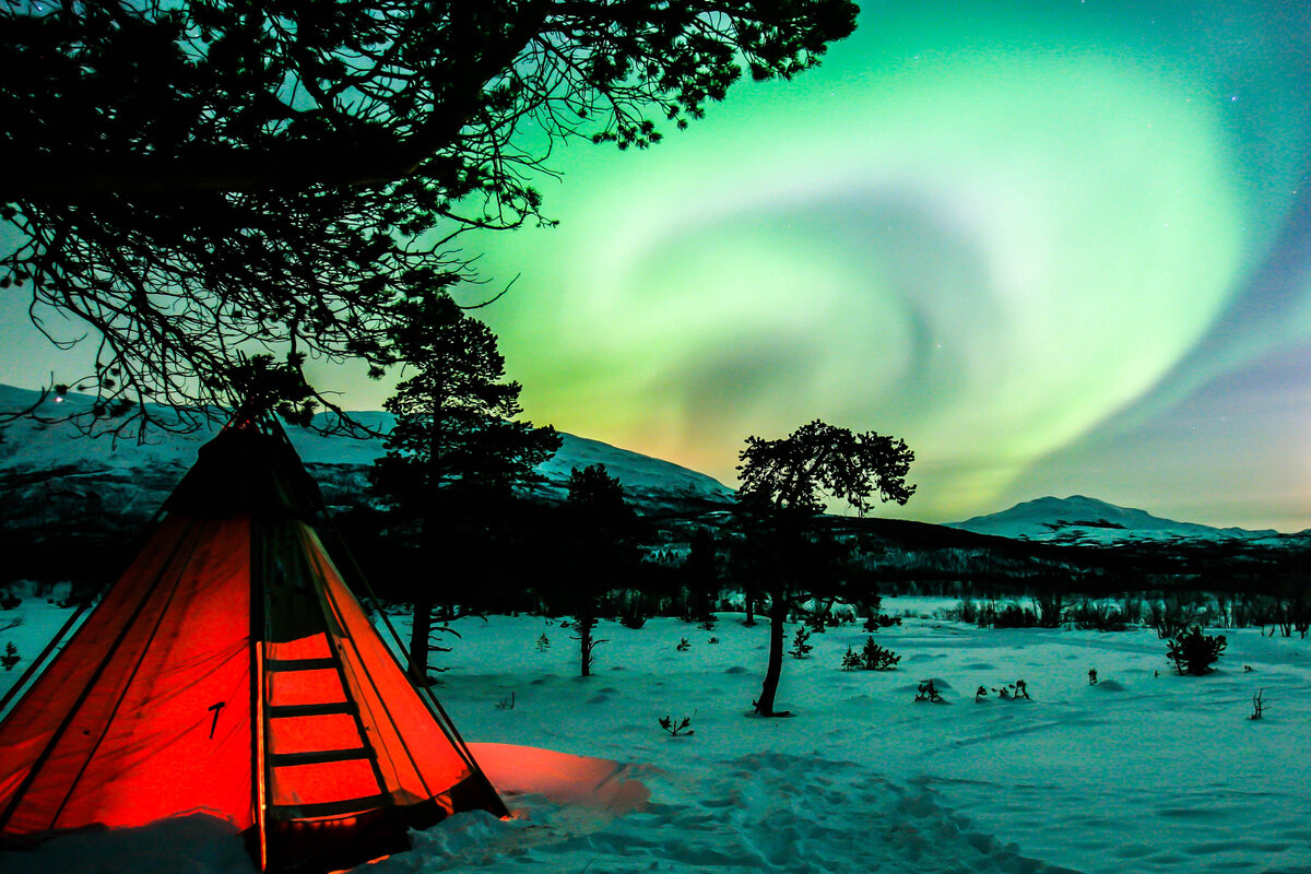 Zorza polarna nad kamperem w Skandynawii