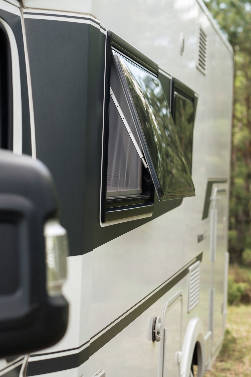 Moskitiera zamontowana w oknie kampera