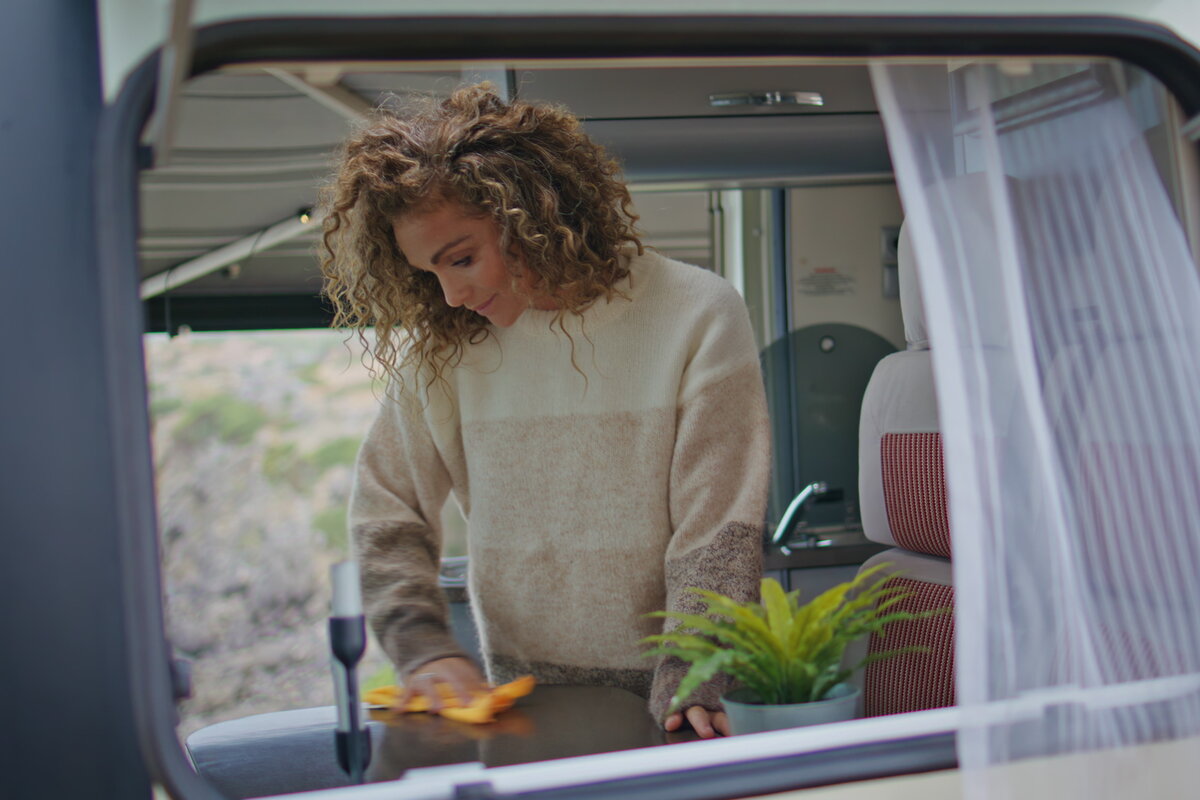 Kamper zaparkowany w naturze