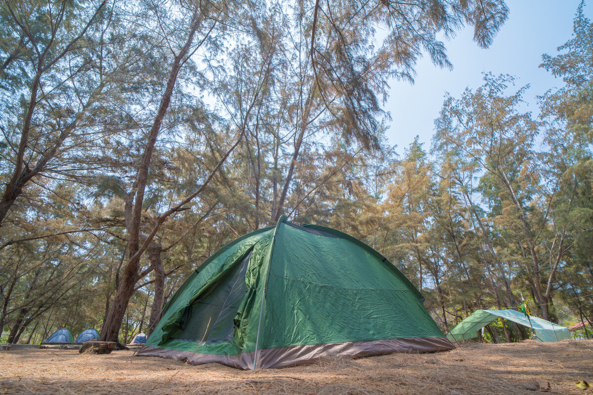 Namiot kempingowy przy kamperze