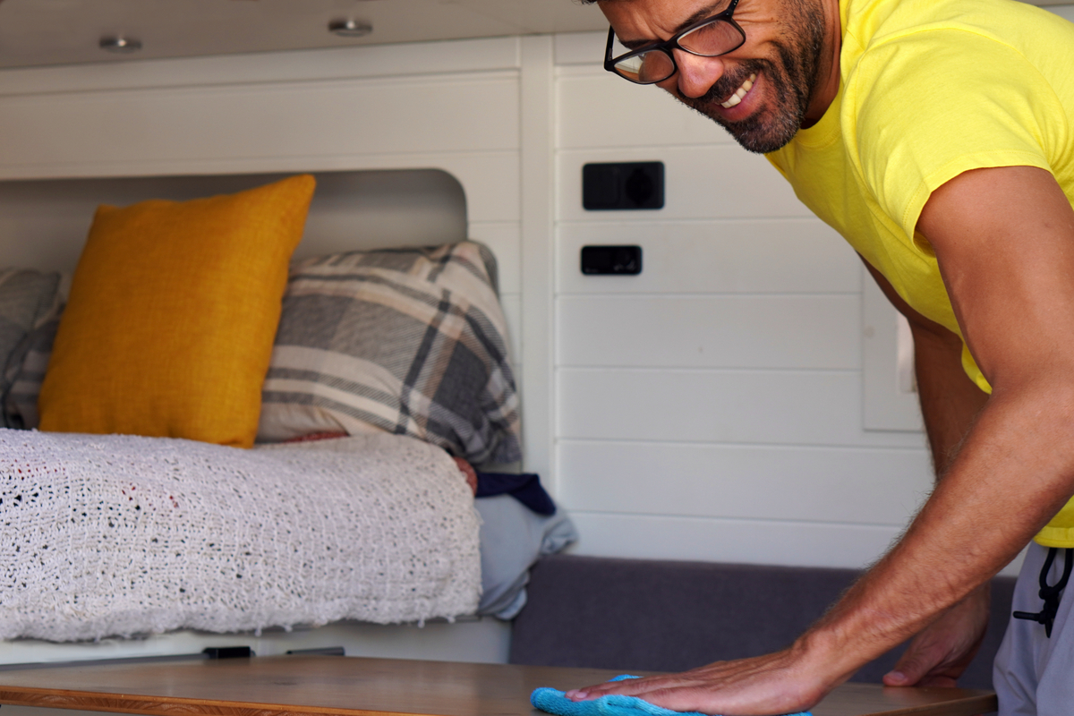 Czyszczenie podłogi w kamperze