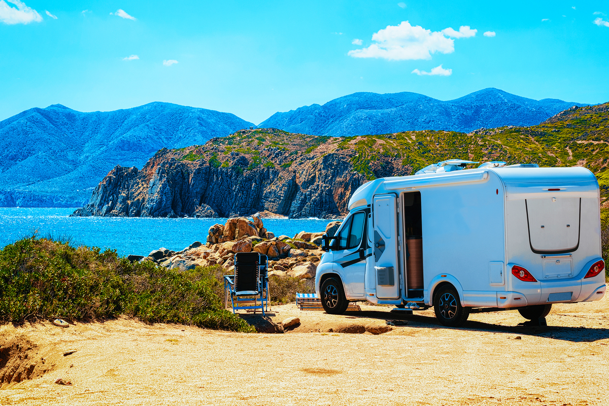 Kamper na włoskiej nadmorskiej drodze z widokiem na Morze Śródziemne