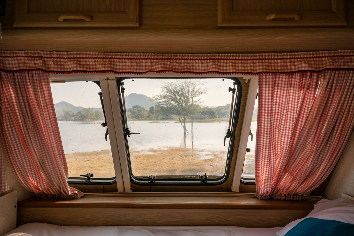 Rolety i zasłony w kamperze – termoizolacja i prywatność