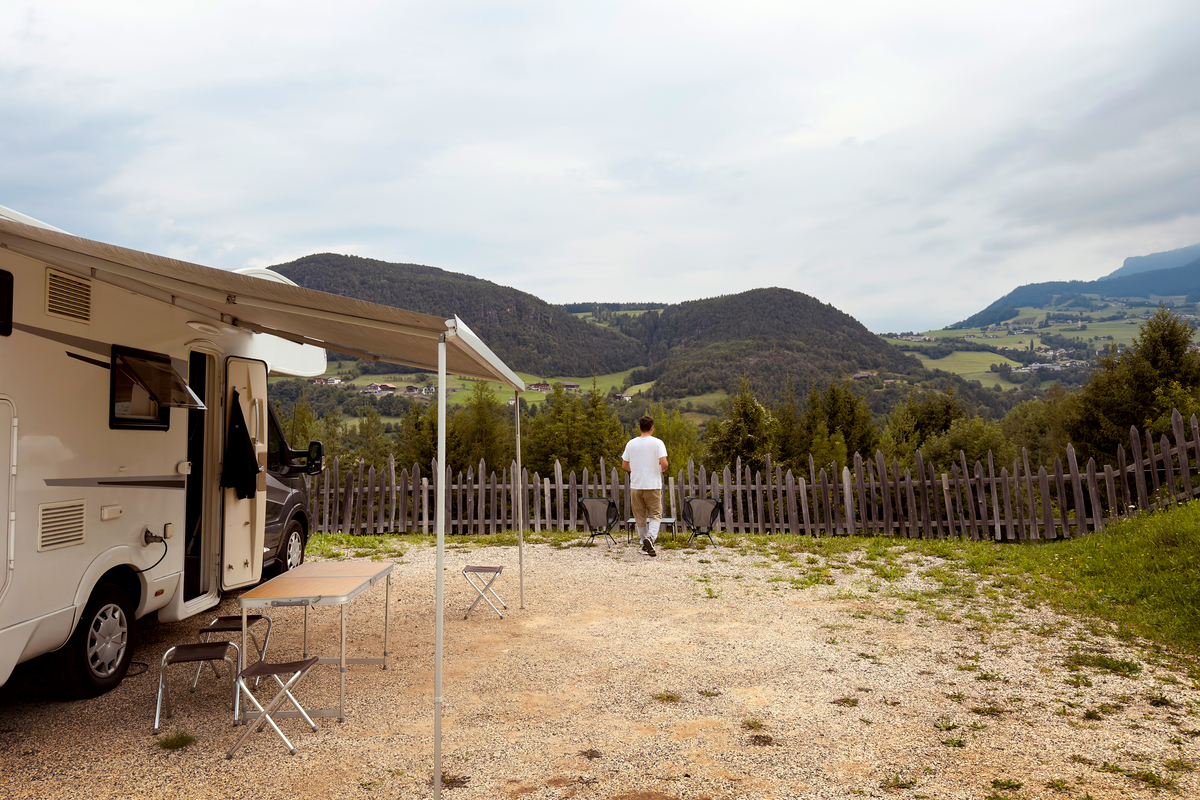 Kemping z kamperami w malowniczej okolicy