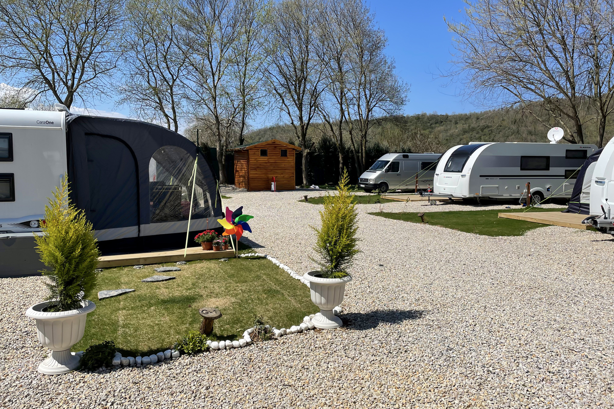 Stellplatz vs kemping – różnice, ceny i co wybrać