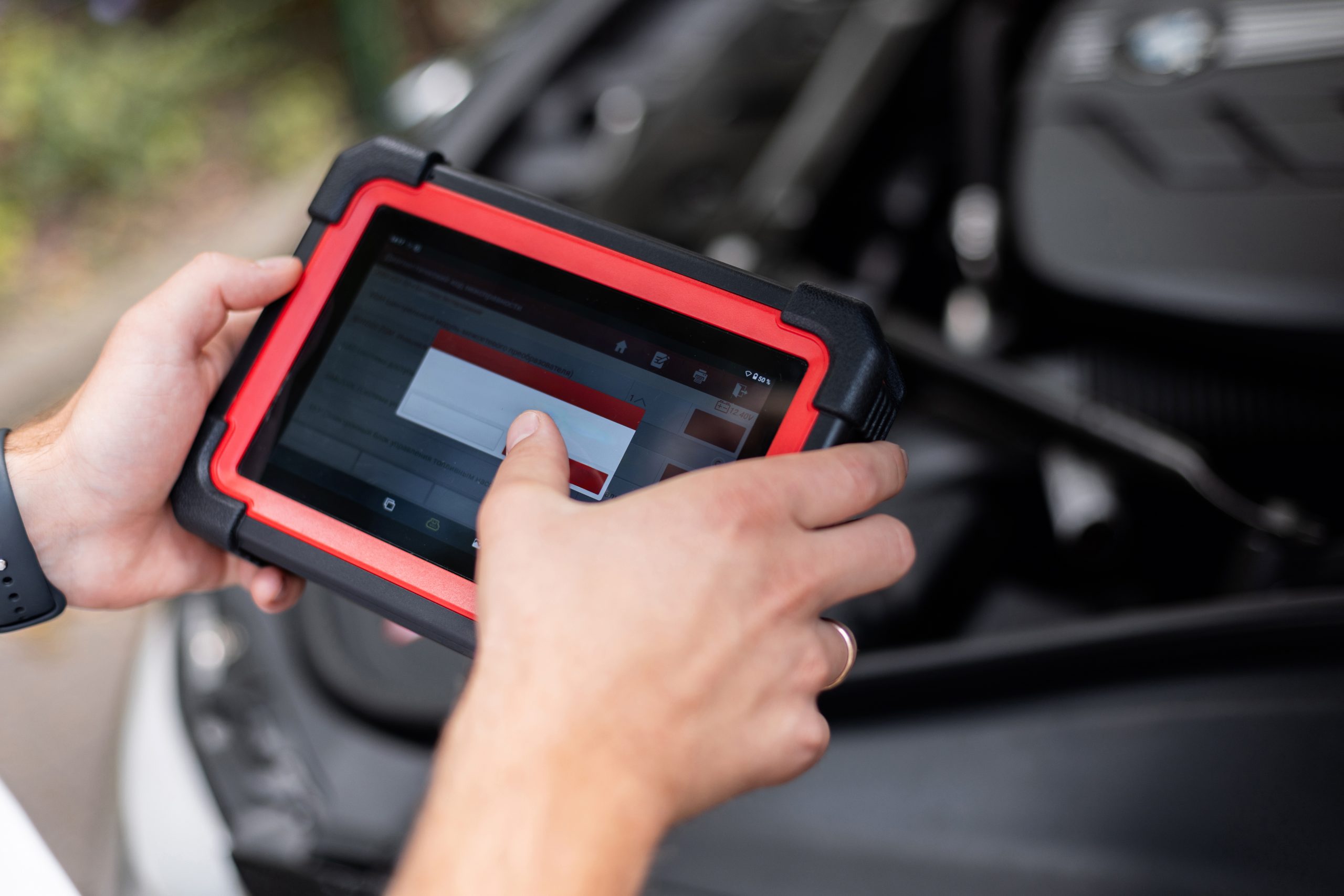 Skaner OBD2 podłączony do złącza diagnostycznego w kamperze