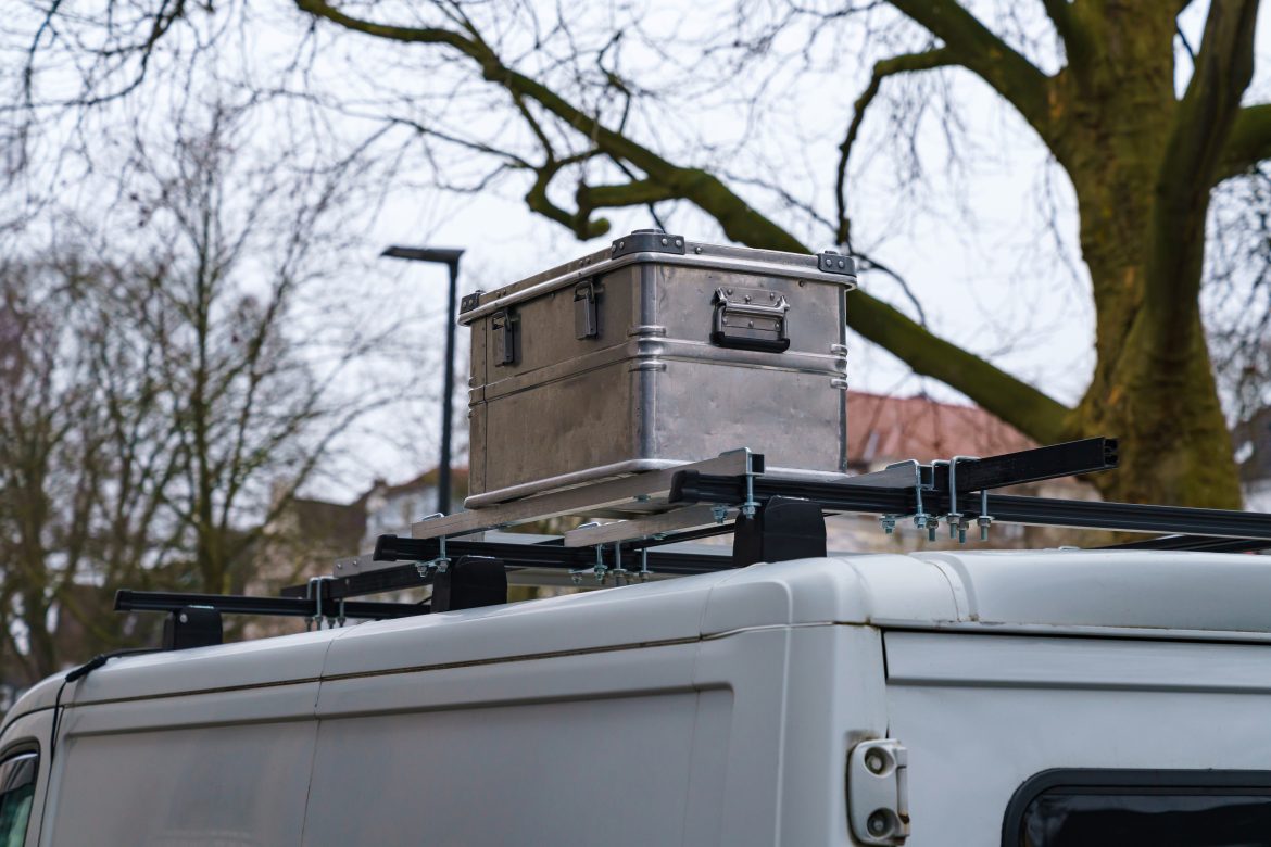 Falownik sinusoidalny vs modyfikowany w kamperze – który wybrać