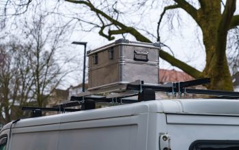 Falownik sinusoidalny vs modyfikowany w kamperze - który wybrać