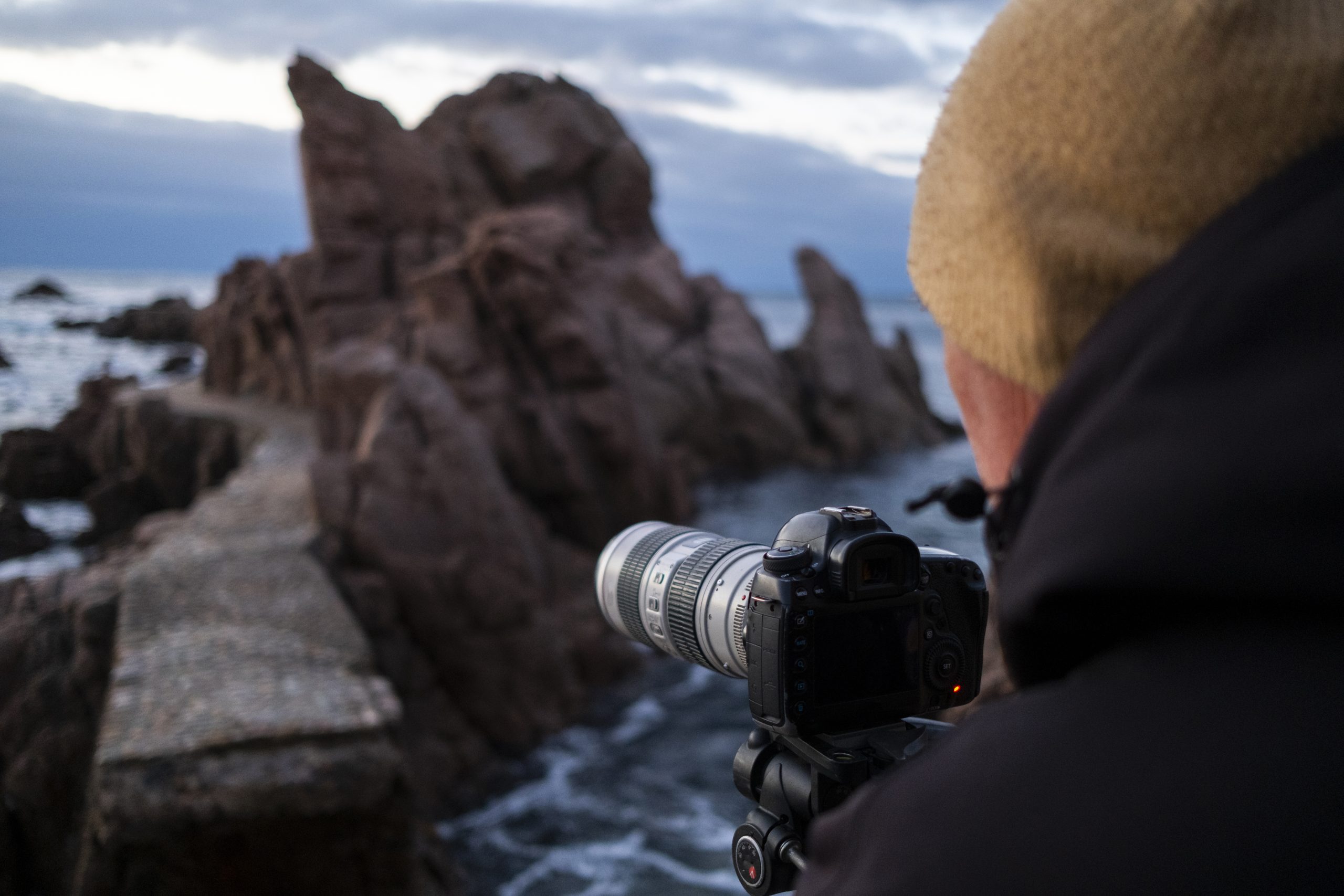 Aparat fotograficzny na statywie przy kamperze