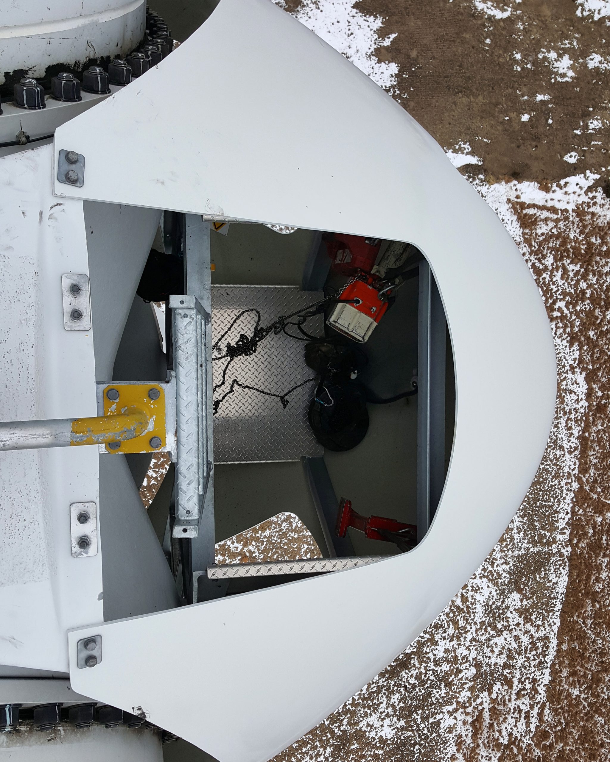 Montaż izolacji termicznej Armaflex wewnątrz furgonu kampera