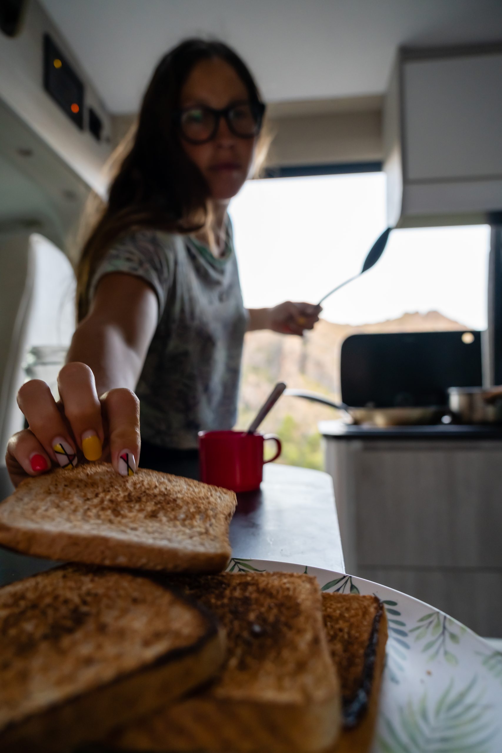 Czajnik i kawa na kuchence w kamperze