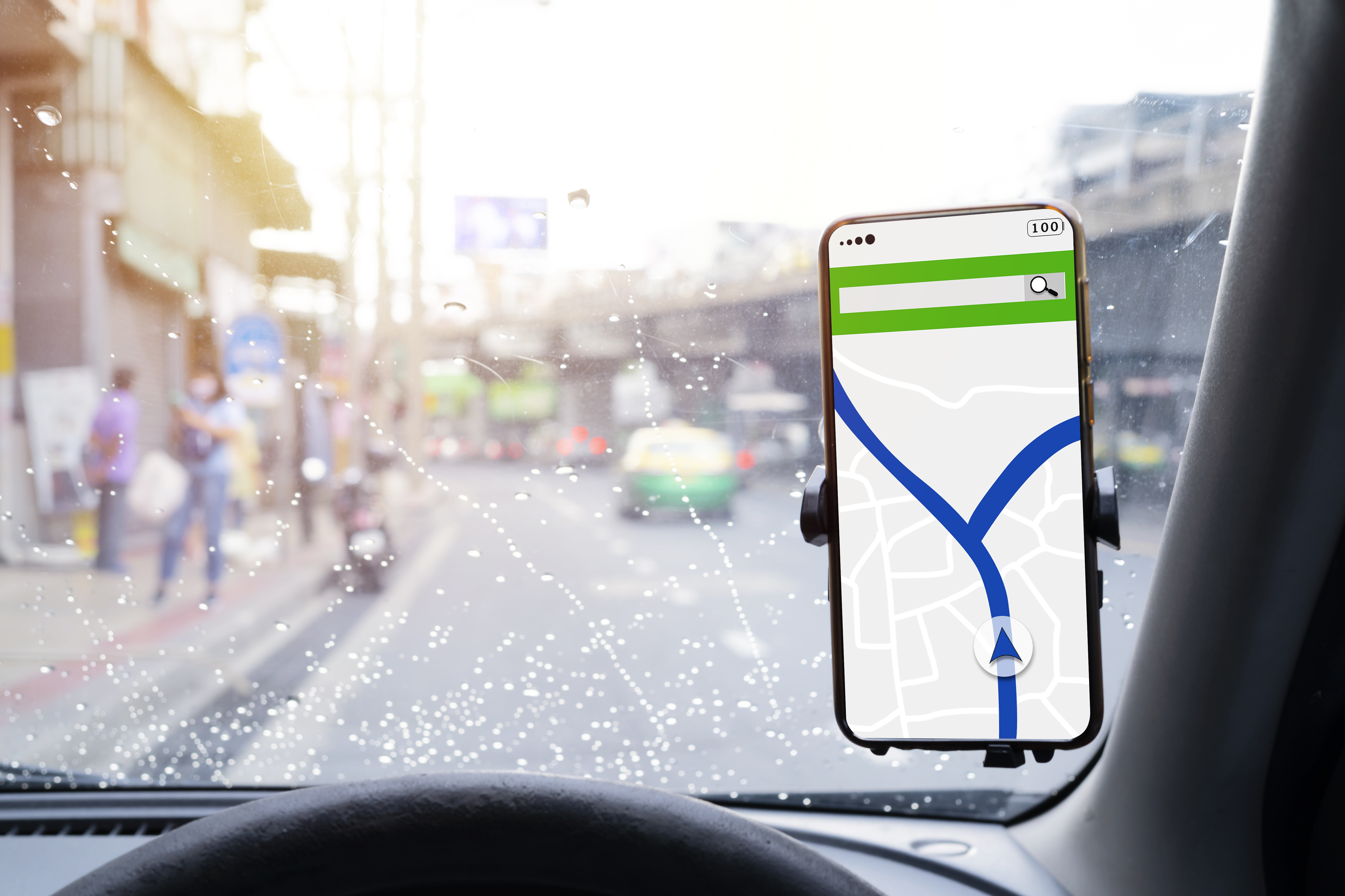 Telefon z aplikacją nawigacyjną na desce rozdzielczej w trasie