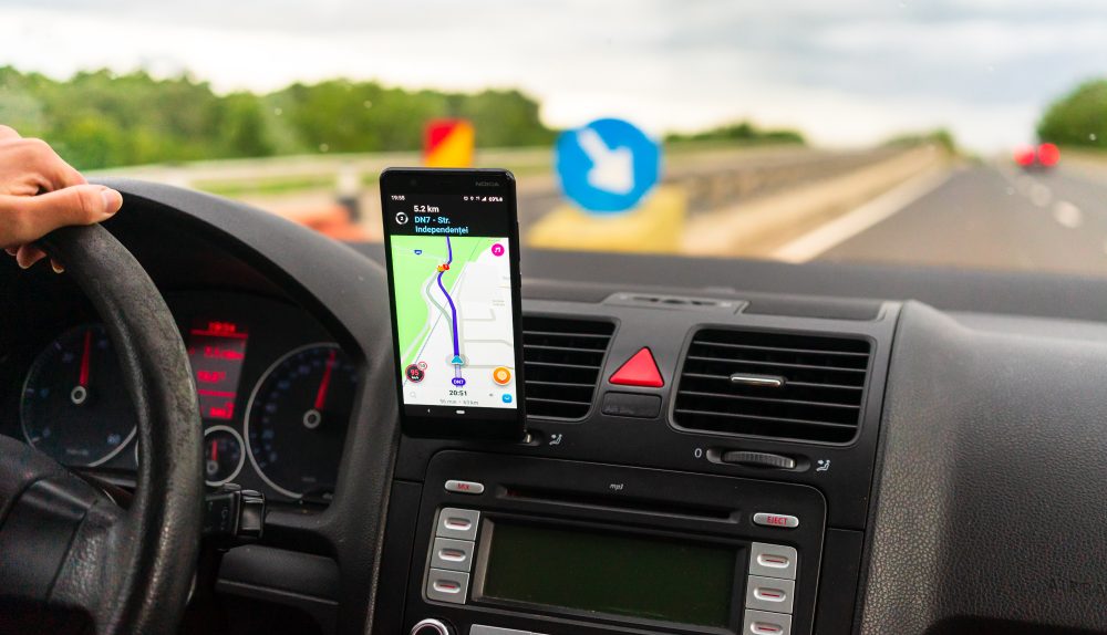 Porównanie nawigacji Garmin Camper 890 i aplikacji OsmAnd w kamperze z danymi technicznymi
