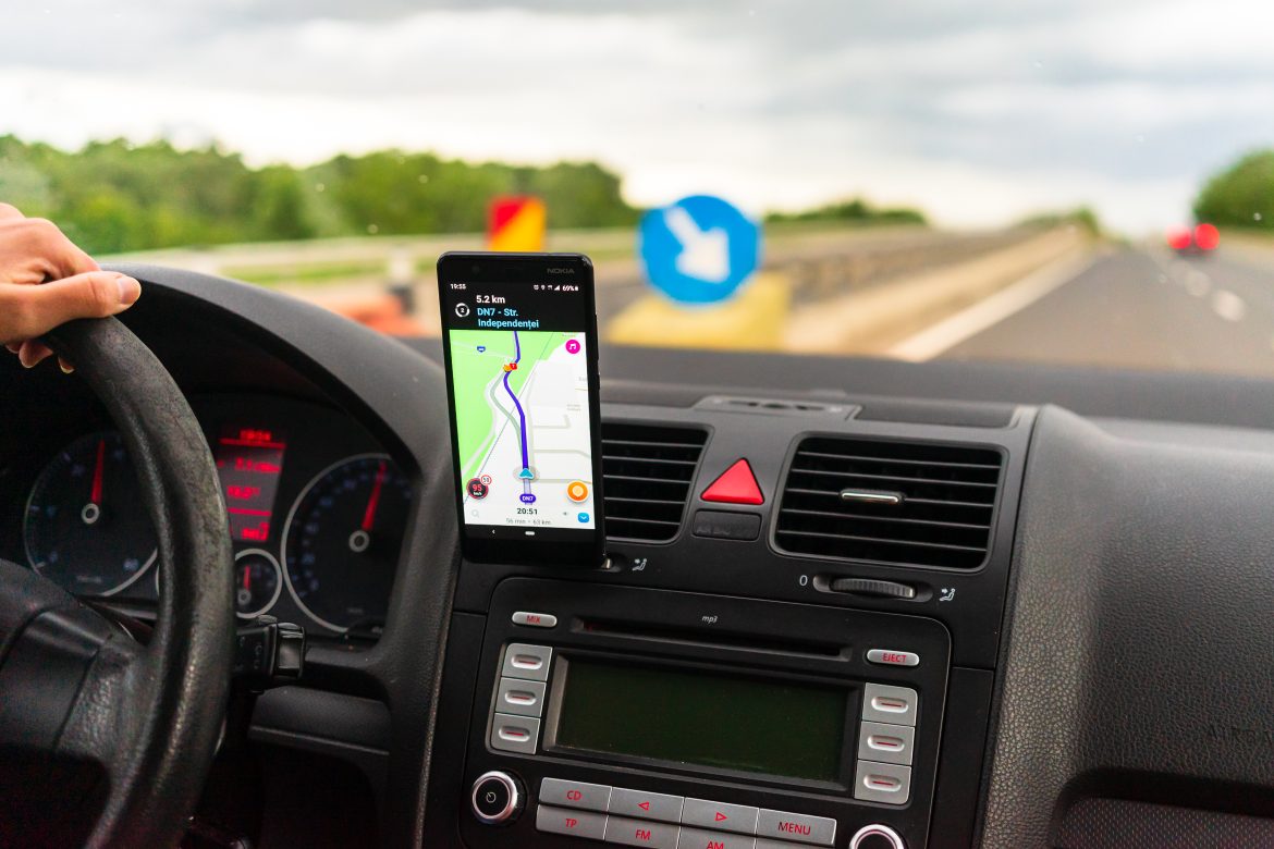 Garmin Camper 890 vs telefon z OsmAnd – co lepsze dla kampera
