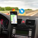 Porównanie nawigacji Garmin Camper 890 i aplikacji OsmAnd w kamperze z danymi technicznymi