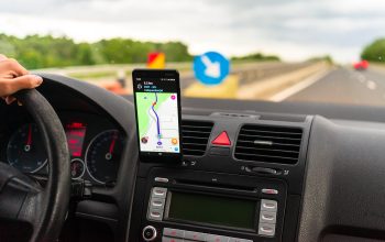 Porównanie nawigacji Garmin Camper 890 i aplikacji OsmAnd w kamperze z danymi technicznymi
