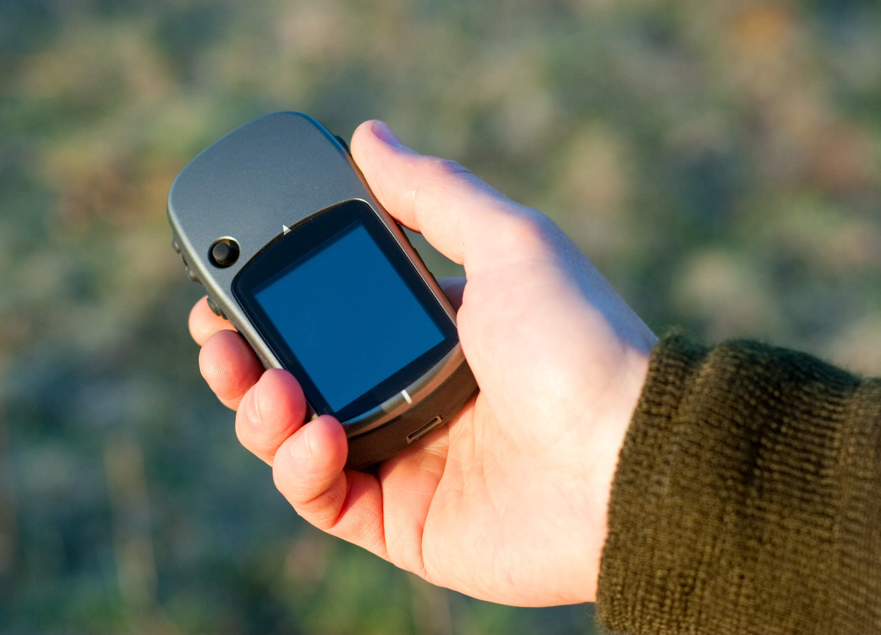 Miniaturowy lokalizator GPS - widok w dłoni