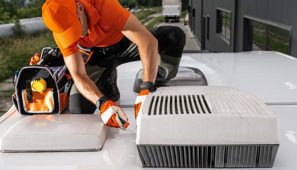 Porównanie montażu klimatyzacji Dometic FreshJet i Truma Aventa w kamperze