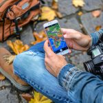 Porównanie aplikacji map offline Park4Night, CamperContact i iOverlander na ekranie smartfona w kamperze